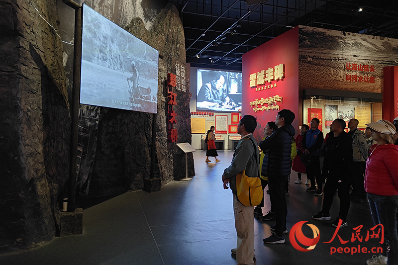 近日，观众在西藏博物馆参观展览。人民网 韦衍行摄