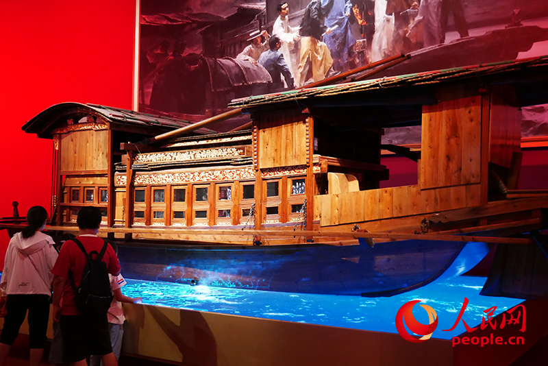 中国共产党历史展览馆里的浙江嘉兴南湖游船模型。人民网 韦衍行摄