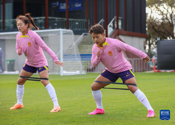当地时间7月10日，中国国家女子足球队在澳大利亚阿德莱德进行训练，中国队球员王霜（右）和吴海燕在训练中。新华社 谢思达摄