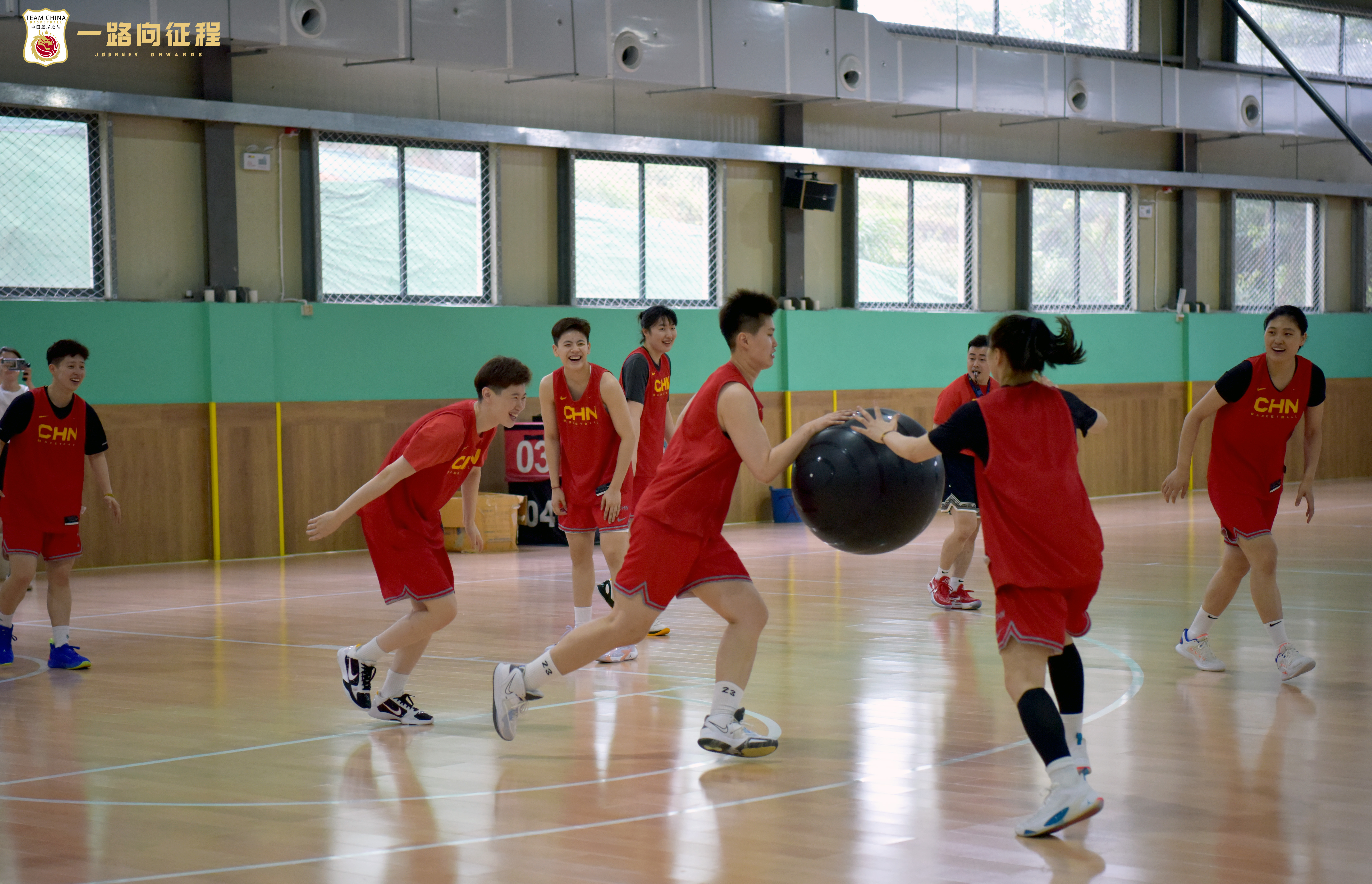 中国女篮队员在训练中。图片来源：中国篮协