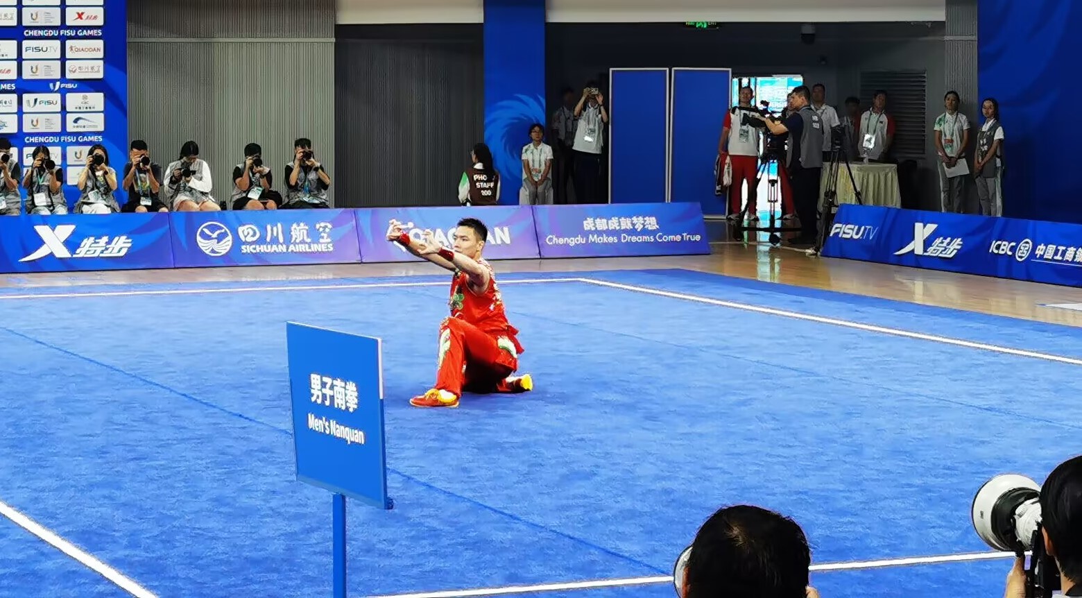 曹茂园在成都大运会武术项目男子南拳比赛中。 人民网记者 杨磊摄