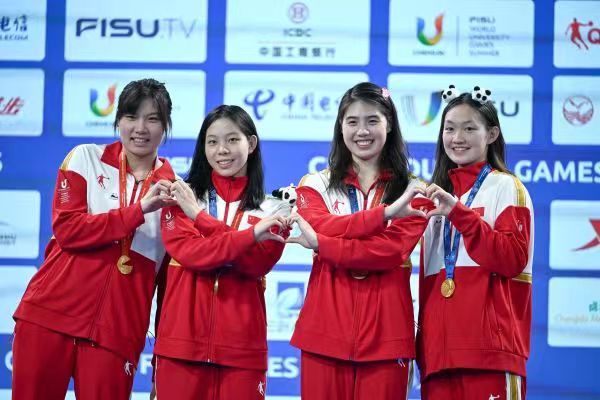 8月7日，柳雅欣、朱蕾桔、张雨霏、李冰洁（从左至右）在成都大运会游泳女子4x100米混合泳接力决赛颁奖仪式上。新华社记者 张龙 摄