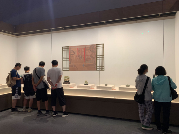 游客在中国园林博物馆参观。人民网记者 刘颖颖摄