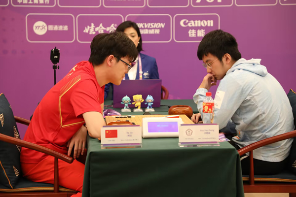 柯洁（左）与许皓鋐在比赛中。人民网记者 李乃妍摄
