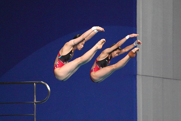 9月30日，中国组合全红婵（右）/陈芋汐在杭州亚运会跳水项目女子双人10米跳台决赛中。人民网记者 胡雪蓉摄