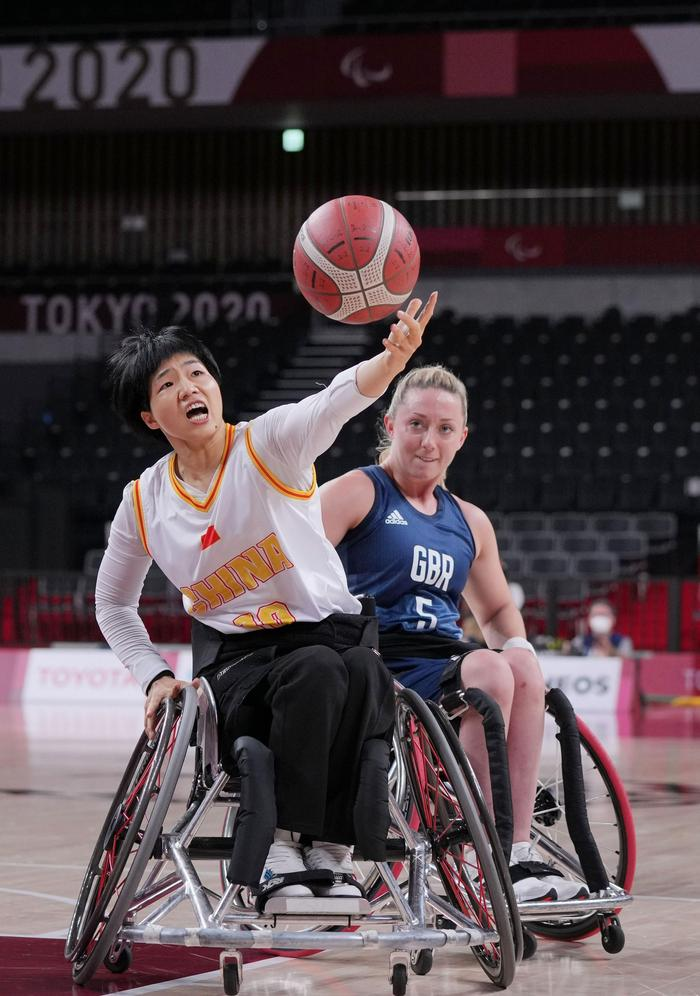 2021年8月31日，在东京残奥会女子轮椅篮球四分之一决赛中，中国队以47比33战胜英国队，晋级半决赛。中国队选手黄晓连（左）在比赛中拼抢。新华社记者 才扬 摄