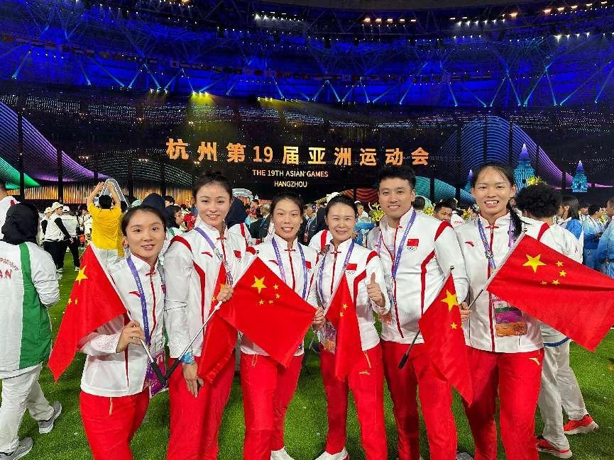 杭州亚运会闭幕式上，教练李红（右三）和队员们合影（左二为龚莉）。受访者供图