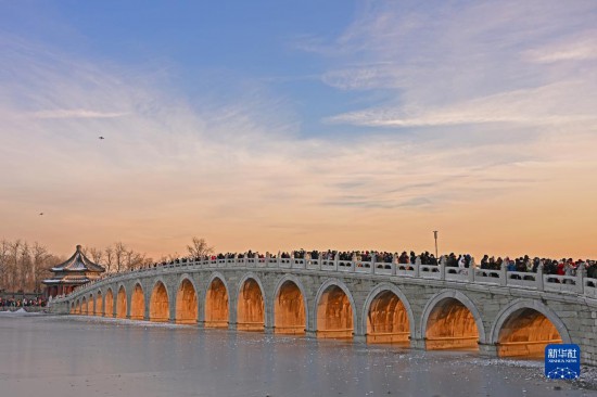 这是12月22日拍摄的颐和园十七孔桥“金光穿洞”景象。