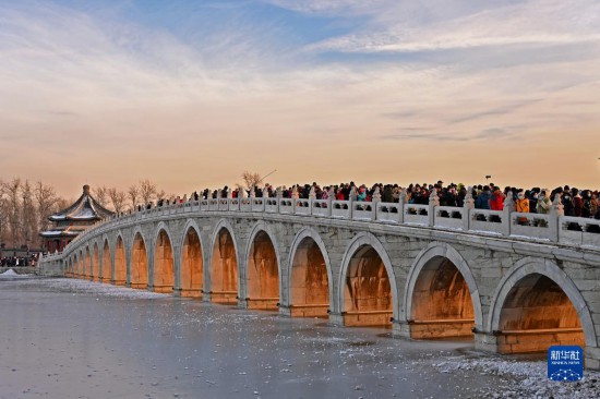 这是12月22日拍摄的颐和园十七孔桥“金光穿洞”景象。