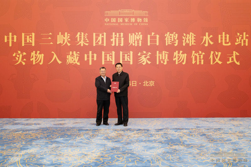 王春法代表中国国家博物馆向韩君颁发收藏证书。中国国家博物馆供图