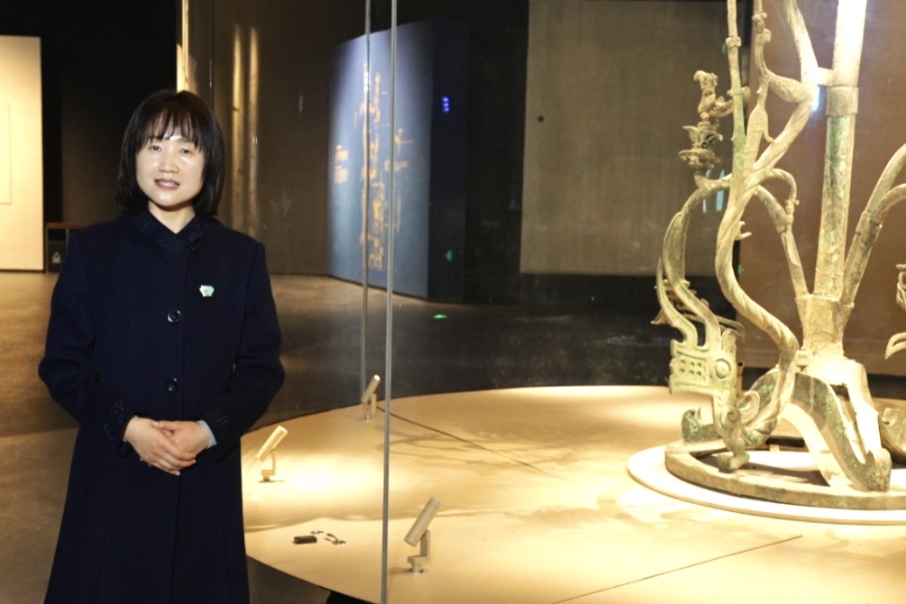 三星堆博物馆副馆长董静介绍“一号青铜神树”。