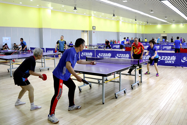呼伦贝尔市民参与乒乓球运动。人民网记者 胡雪蓉摄