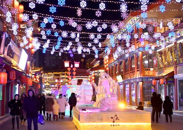 2月14日，呼伦贝尔古城冰灯展吸引了众多市民和游客参观。“十四冬”组委会供图
