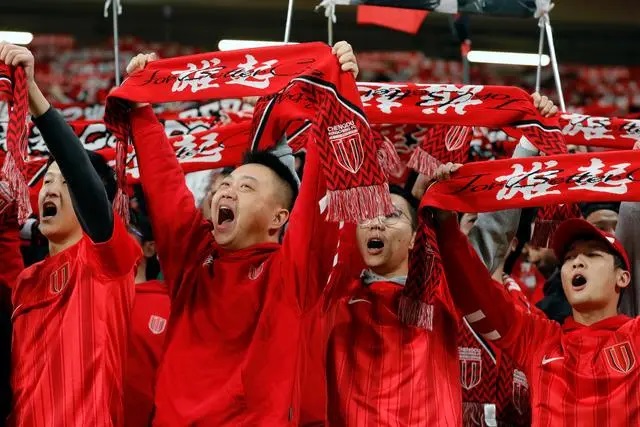 3月2日，成都蓉城队球迷为主队加油。新华社记者 沈伯韩摄
