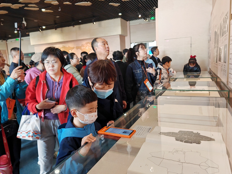 游客在中国文字博物馆参观。中共安阳市委宣传部供图